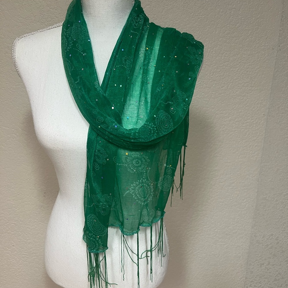 Chic Emerald Green Scarf with Fringe